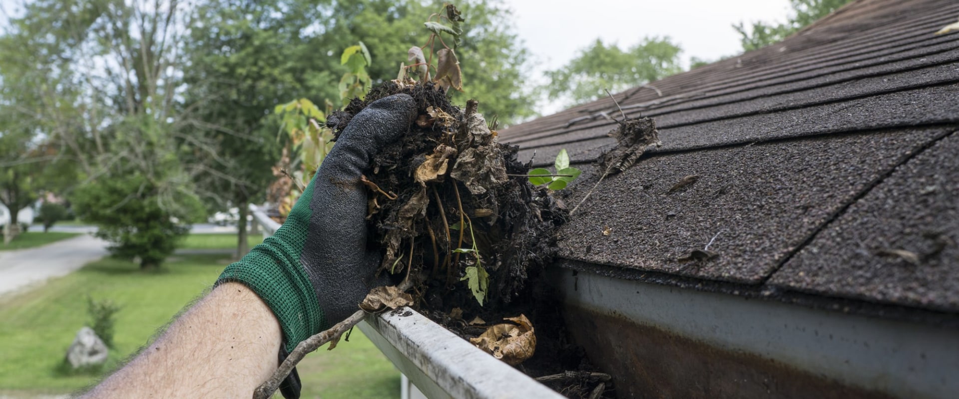 How to Safely Remove Leaves and Debris From a Roof